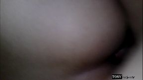 creo que mi compadre se esta cogiendo por el culo a mi vecina.. porque solo le meti la puntita y le salio semen del culo. (con razon estaba muy seria)