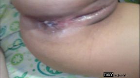 creo que mi compadre se esta cogiendo por el culo a mi vecina.. porque solo le meti la puntita y le salio semen del culo. (con razon estaba muy seria)