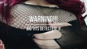 Warme VRouw met grote tieten speelt met enorme lul dildo