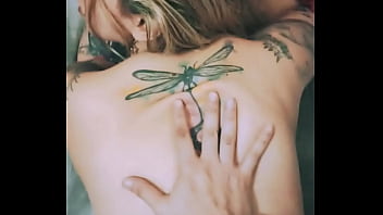 Loira tatuada com short apertadinho POV