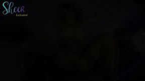 vampira40 na beiradinha da cama dando a bucetinha enquanto o roludo filma pov