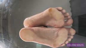 Teodora Giantess Feet on Glass - 4K MP4