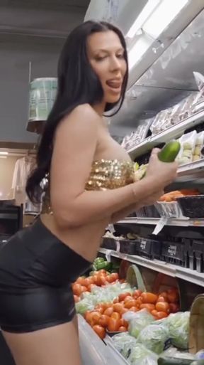 Slim goddess Rachel Starr shows off her sexy body in a