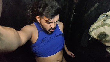 Sexo em uma cabine de vídeo sem camisinha e com tesão.