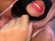 Jovencita colombiana le encanta mamar mirando a la cámara