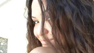 Krásná teenagerka s obrovským zadkem análně jezdí na penisu venku k explozivnímu orgasmu