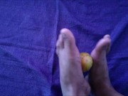 Masturbando un pepino con los pies