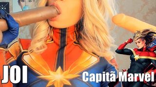 Captain Marvel Cosplay-Mädchen lutscht Dildos und gibt JOI