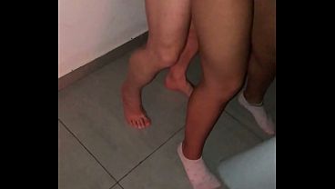 Casada brasileira novinha tem video na web do carnaval e marido corno descobre tudo.