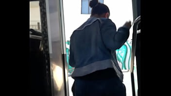 Madura culona en bus