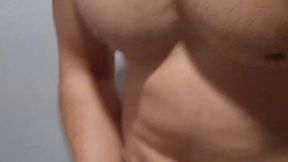 Chica masta en la ducha del gimnasio