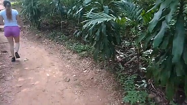 Me follo a esta cachonda chica en el cerro