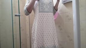 Indiana casada fazendo xixi na casa da sogra e se lavando