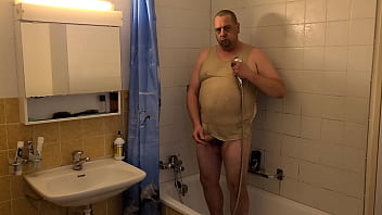 L&uuml_sterne Wasserspiele mit angezogenem Tanktop