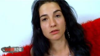 Morena caliente recibe una paliza en el culo