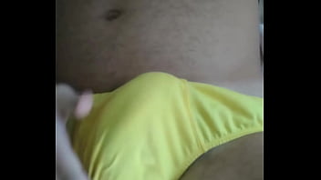 Pau duro na cueca amarela