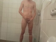 Naakt spelen met kontje en aftrekken in de douche