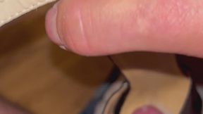 Sega e sborrata con scarpe zeppe nere