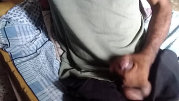 Moreno ator porno brasileiro se masturbando em seu quarto