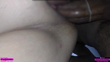 Colocando a casada de quatro pra foder gostoso