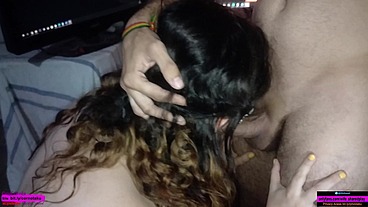 Colocando a casada de quatro pra foder gostoso
