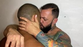 rapida orgia entre homens nos fundos de uma boate gay