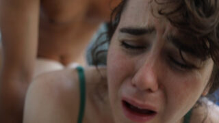 Cette salope se fait défoncer le cul à la levrette