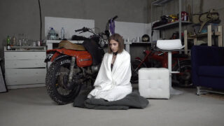 La sulfureuse maîtresse Anastasia pratique une intense sodomie avec fist-fucking.