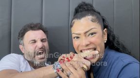 #88. Mordidas no dedo casal real morde dedo um do outro e deixa muitas marcas na pele da Inara a Doutrinadora é do Allan Guerra Gomes