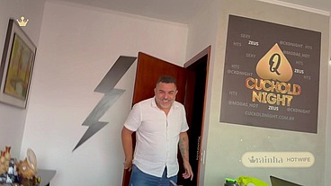 Rainha Hotwife levava de quatro, gozou gostoso e ainda ganhou banho de porra nos peitos pro corno manso vir limpar