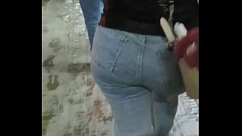 Nalgona deliciosa en la calle le doy mi semen en su espalda