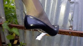 Duna high heels wrecked, high heels ruined, broken high heels, high heels bending, broken shoe