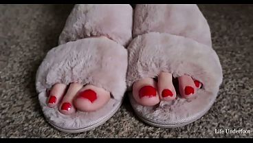 Raven Lee sexy wiggly toes