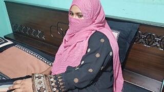 Il fratello la scopa nel culo stretto finché non raggiunge un orgasmo selvaggio, poi lei gli fa un pompino.