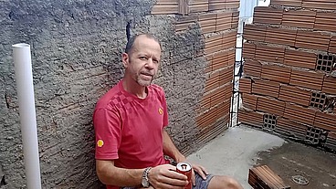 PEDREIRO FOLGADO ATRASA A OBRA E SEDUZ A PATROA