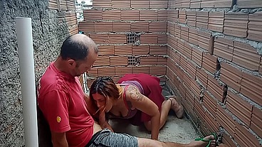 PEDREIRO FOLGADO ATRASA A OBRA E SEDUZ A PATROA