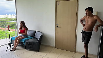 Hermanastra latina pelirroja empieza haciendo un en vivo para sus seguidores y termina follada por su apretado culo con mi enorme y rica polla.