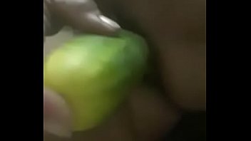 Se masturbando com o pepino