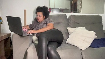 BBW Farting while working on pc (no talking)