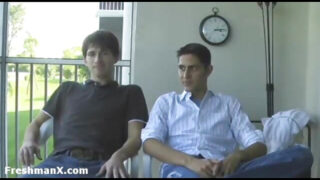 Heta unga tonåringar onanerar enorma kukar, byter avsugningar och kyssar, och blir sedan analt knullade