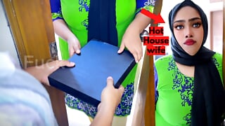 (Delivery Boy ki sath Chudai) Housewife shows her big tits to seduce the pizza delivery Guy &amp; She wants fuck From delivery Man