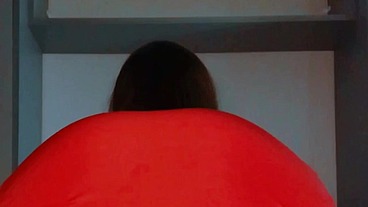 DE VESTIDINHO VERMELHO E FUDENDO MEU CUZINHO COM O PAU DE BORRACHA - ALICE LINS