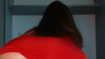 DE VESTIDINHO VERMELHO E FUDENDO MEU CUZINHO COM O PAU DE BORRACHA - ALICE LINS