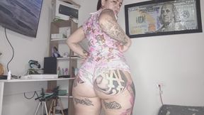 My ass is so sexy tonight in my shorts and all my farts are rumbling