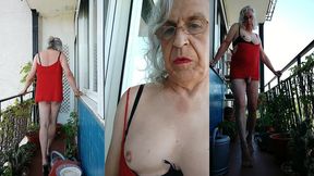 una puta en el balcon