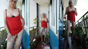 una puta en el balcon