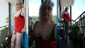 una puta en el balcon