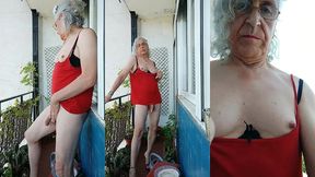 una puta en el balcon