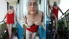 una puta en el balcon