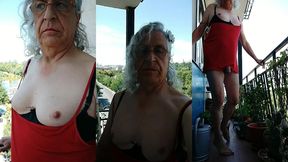 una puta en el balcon